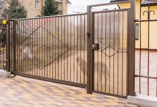 Купить ворота из профлиста с элементами ковки, с металлическими столбами в рамке или под дерево в Химках от 155550 руб